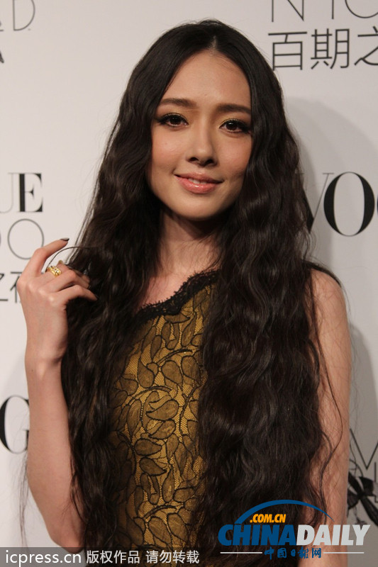 Vogue百期之夜 舒淇中门大开艳压群芳