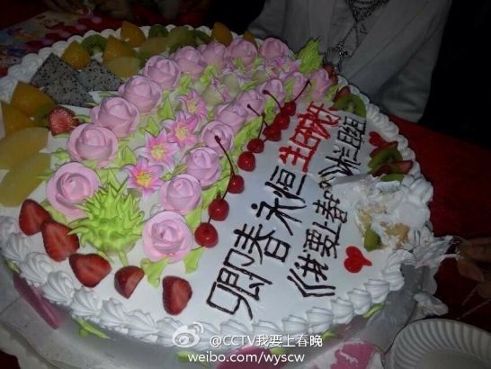 董卿《直通春晚》后台庆40岁生日(图)