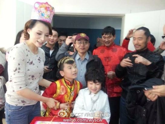 董卿《直通春晚》后台庆40岁生日(图)