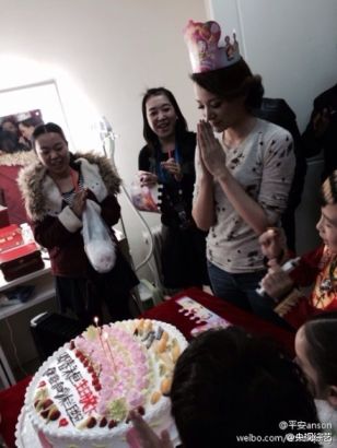 董卿《直通春晚》后台庆40岁生日(图)