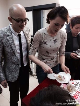 董卿《直通春晚》后台庆40岁生日(图)