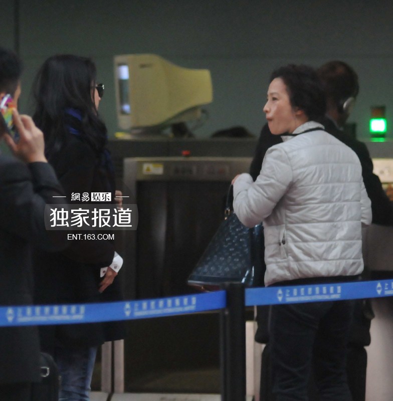 刘亦菲背名包现身贵气十足 撇开母亲独自机场