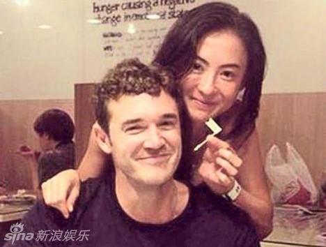 张柏芝与外籍新欢逗趣打闹 幸福微笑