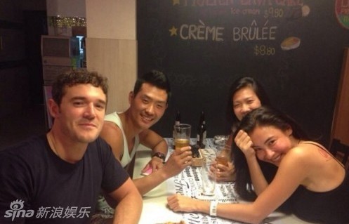 张柏芝与外籍新欢逗趣打闹 幸福微笑