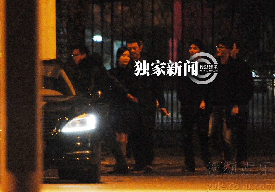 李亚鹏携女友人泡吧同返别墅 疑正牌“新欢”曝光