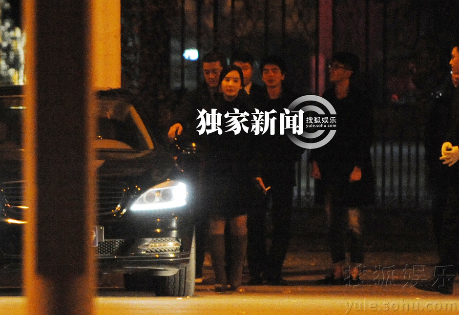 李亚鹏携女友人泡吧同返别墅 疑正牌“新欢”曝光