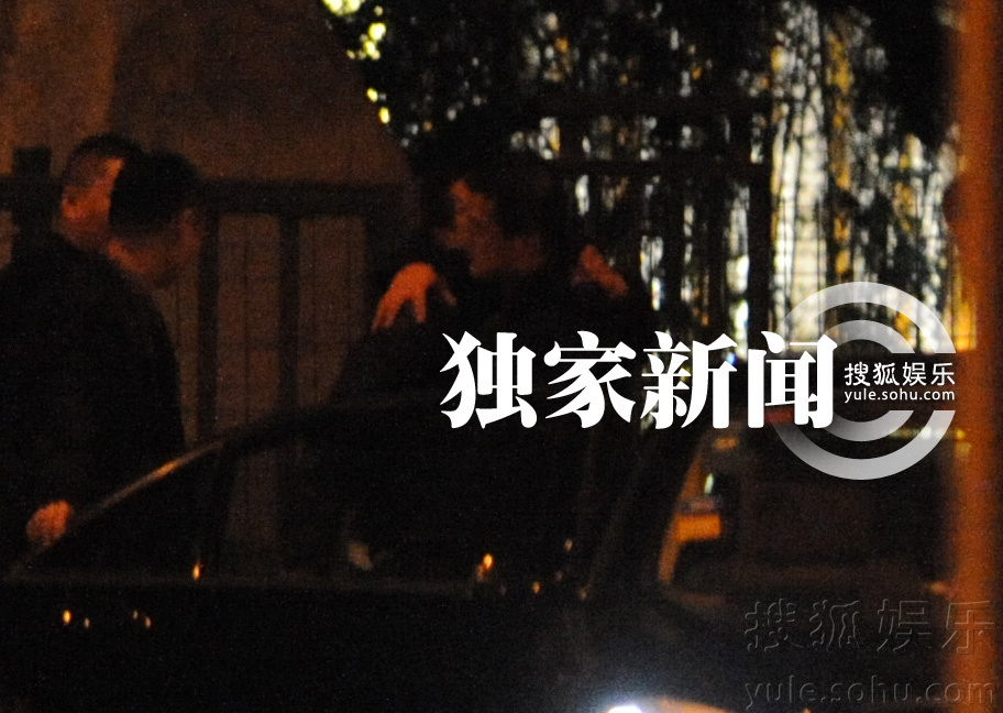 李亚鹏携女友人泡吧同返别墅 疑正牌“新欢”曝光