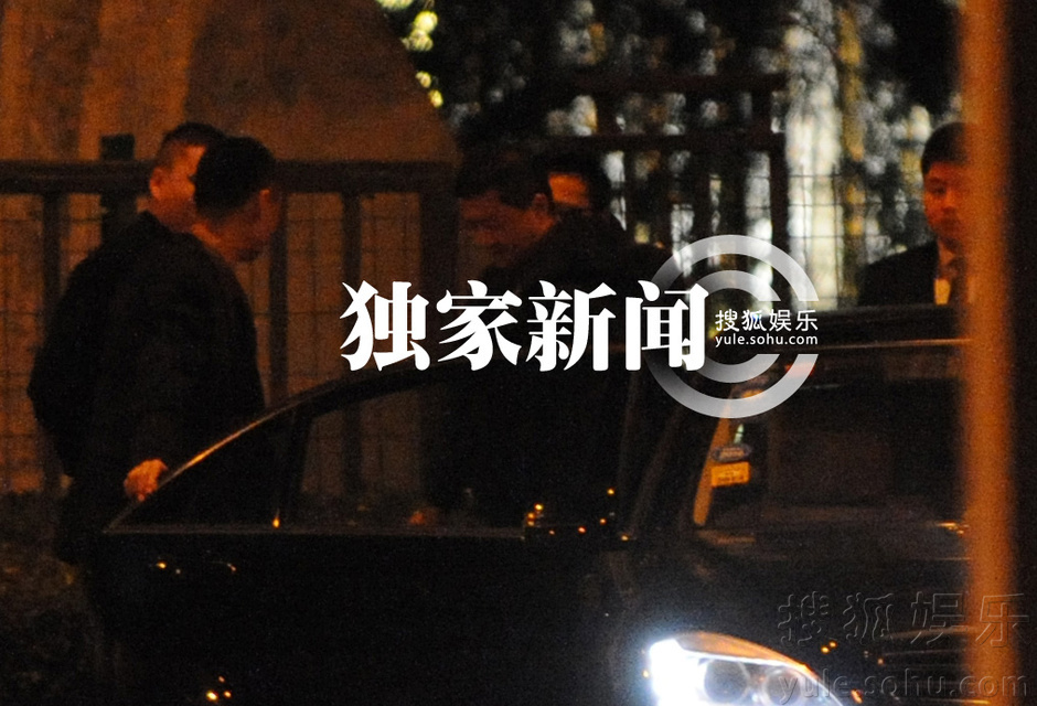 李亚鹏携女友人泡吧同返别墅 疑正牌“新欢”曝光