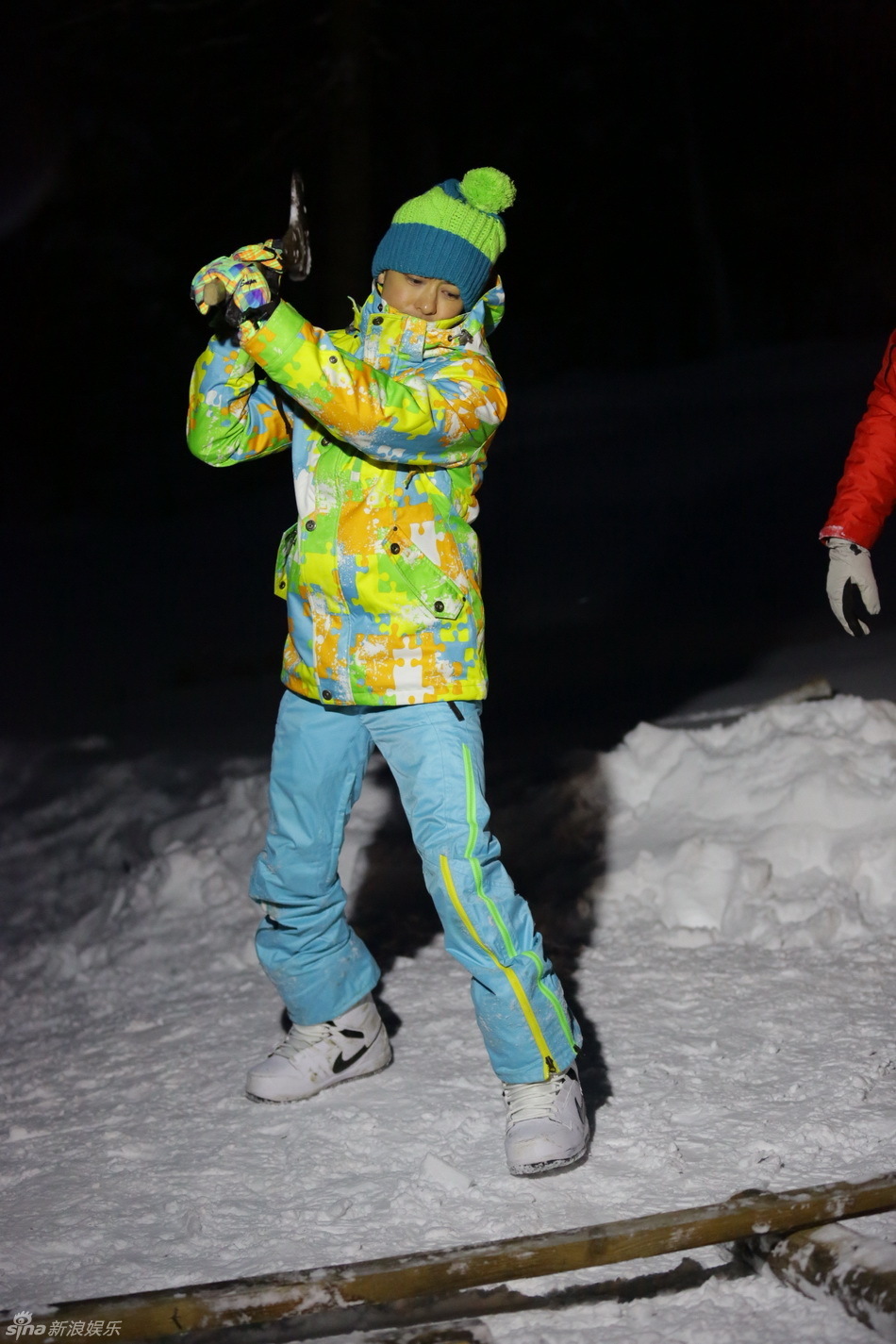 《爸爸去哪》爸爸冰天雪地劈木头 萌娃做雪橇开心