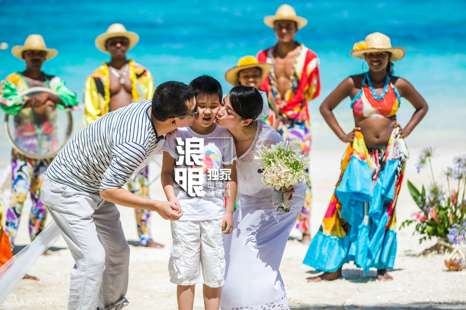 陈建斌夫妇庆结婚8周年补办婚礼湿身热吻
