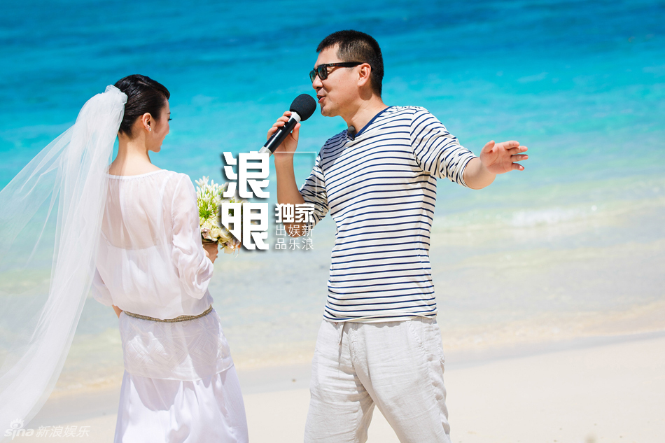 陈建斌夫妇庆结婚8周年补办婚礼湿身热吻