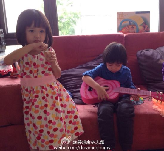 Kimi为钟丽缇女儿弹吉他 网友赞金童玉女