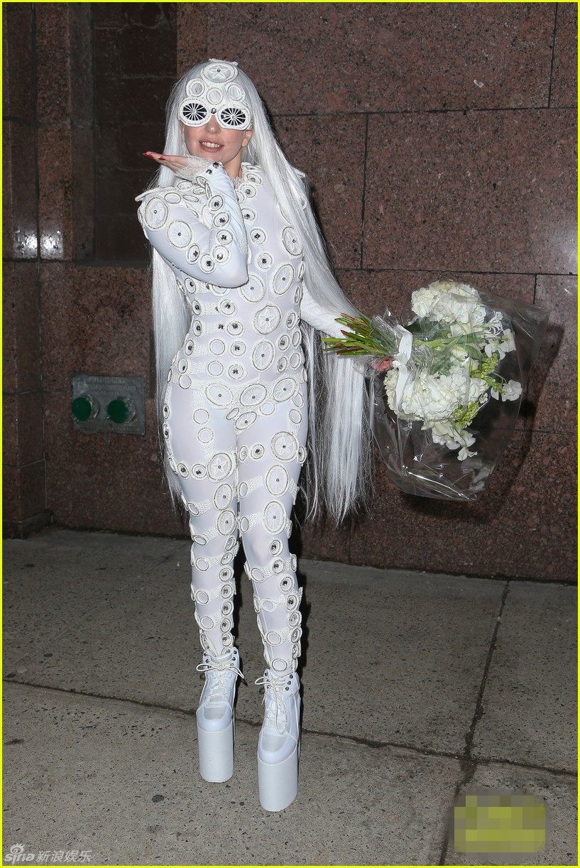 Gaga变身怪异新娘