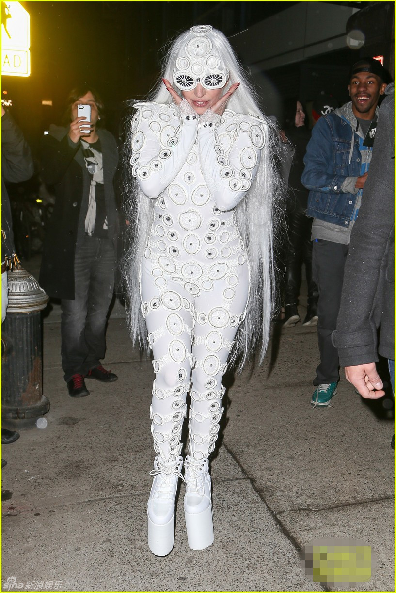 Gaga变身怪异新娘
