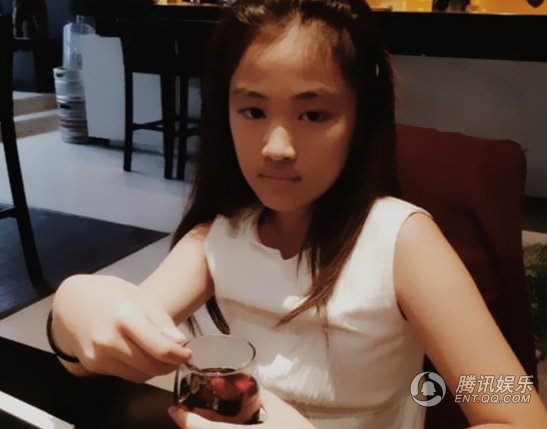 景岗山10岁女儿白裙清纯 甜美