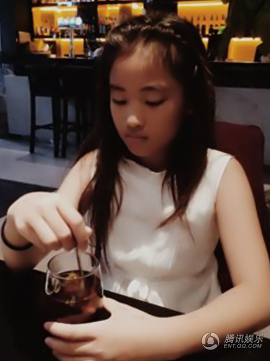 景岗山10岁女儿白裙清纯 甜美