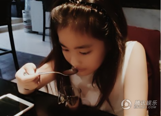 景岗山10岁女儿白裙清纯 甜美