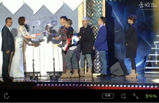 音悦台创始人张斗现身GAON颁奖典礼 为BIGBANG颁奖