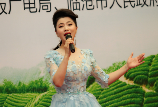 张柏菡出席第四届亚微节启动仪式 献唱《临沧赋》