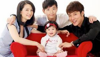 洪欣携女泳装出游 网友讨教20岁少女护肤秘