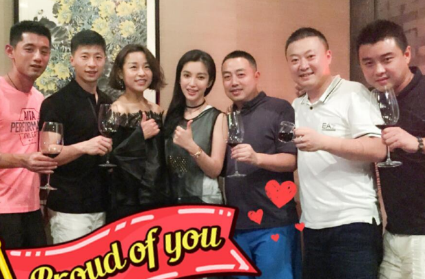 李冰冰与国乒队聚餐合影 张继科马龙秒变李冰冰迷妹