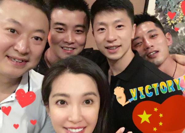 李冰冰与国乒队聚餐合影 张继科马龙秒变李冰冰迷妹