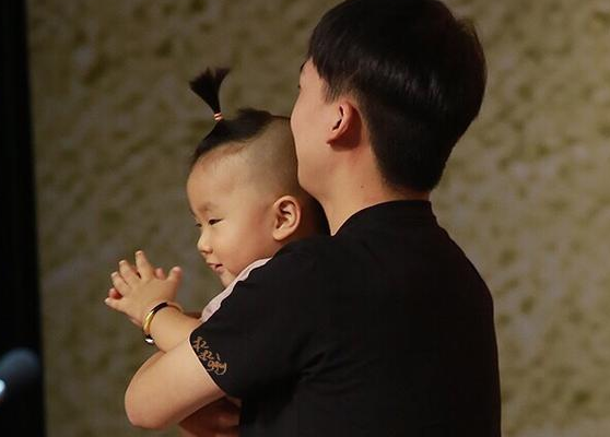 郭德纲小儿子曝光 被大儿子郭麒麟给抱下去画面其乐融融