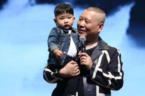 郭德纲小儿子曝光 被大儿子郭麒麟给抱下去画面其乐融融