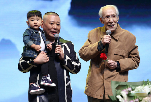 郭德纲小儿子曝光 被大儿子郭麒麟给抱下去画面其乐融融
