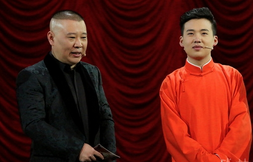 郭德纲小儿子曝光 被大儿子郭麒麟给抱下去画面其乐融融
