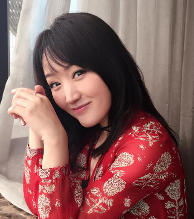 杨钰莹穿粉衣自拍 皮肤粉嫩网友直呼岗岗哪有45明明18