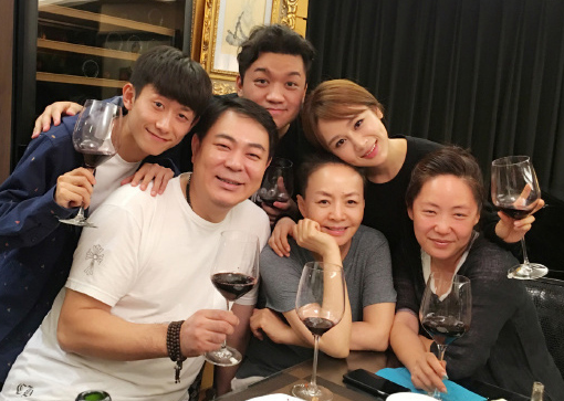 家有儿女主演重聚 张一山感慨十二年酒量涨了他们老了