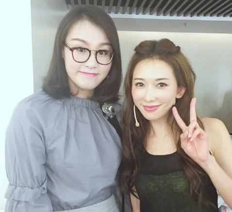 傅园慧合影林志玲 自信不做作洪荒少女上妆出