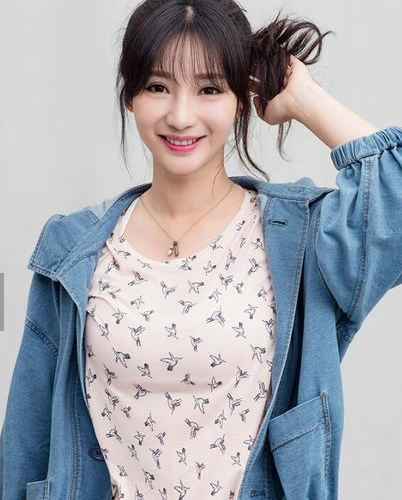 柳岩素颜回老家 约会闺蜜不走性感路线也是美的