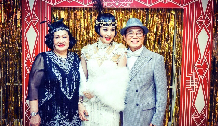 钟丽缇为妈妈庆70岁生日 变复古名伶超性感(组