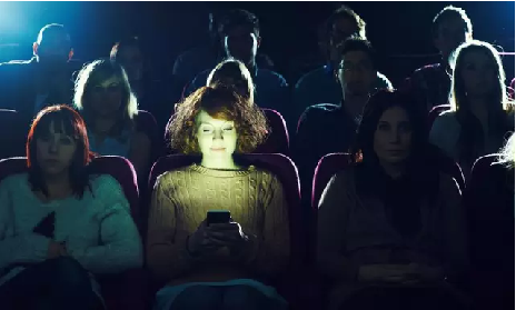 看电影时你会玩手机吗?