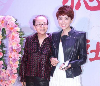 她是宋丹丹干女儿，连上4年春晚，如今整容变网红脸