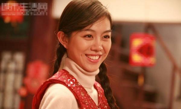 她是宋丹丹干女儿，连上4年春晚，如今整容变网红脸
