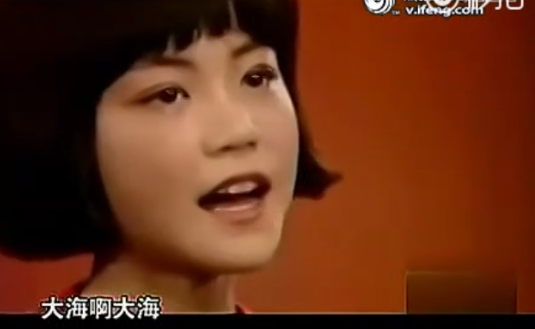 王菲14岁时演唱视频曝光 大眼睛娃娃头超清纯