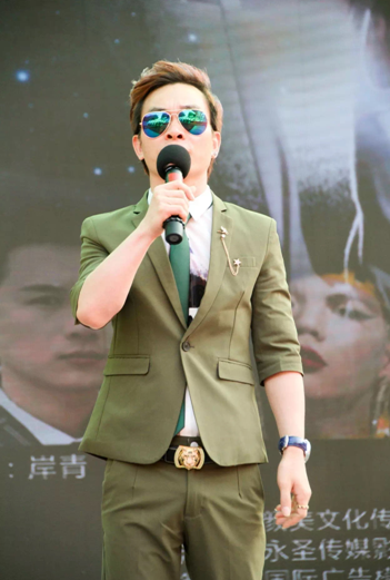 张启辉颜仟汶出席电影《夜战风云》东莞梦幻百