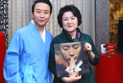 韩总统夫人参观韩美林艺术馆 李玉刚郎朗获邀