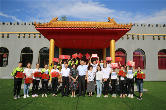 端午节前夕慰问启明特殊艺术培训中心的小学员们