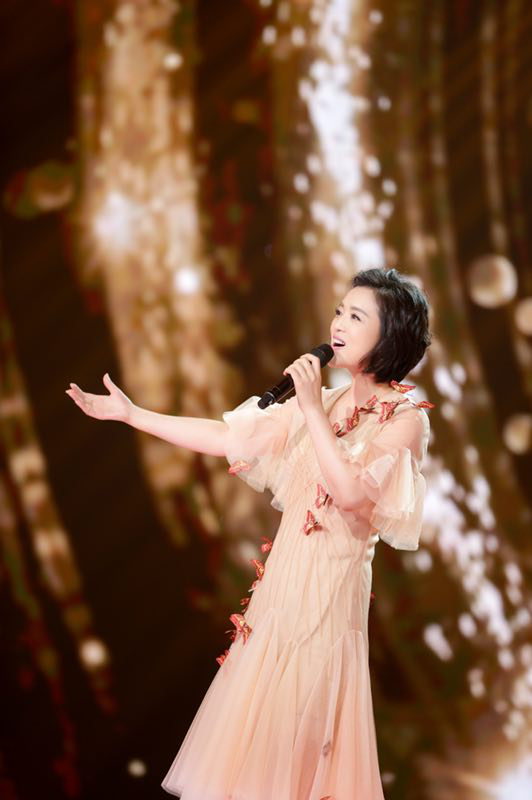 白雪亮相“全球中文音乐榜上榜”温柔演绎《千言万语》