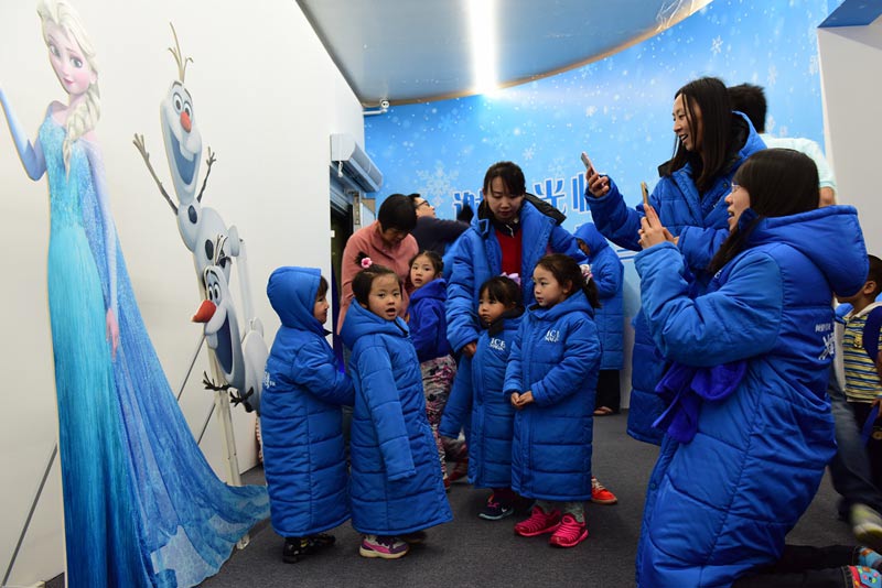 《冰雪奇缘》主题冰雕展与国人首次亲密接触