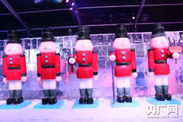 《冰雪奇缘》主题冰雕展在京开幕 带小朋友进入魔法世界
