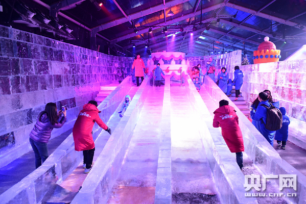 《冰雪奇缘》主题冰雕展在京开幕 带小朋友进入魔法世界