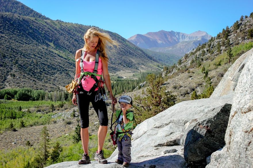 两岁男童与父母徒步旅行483公里 出生五天便随父母野营