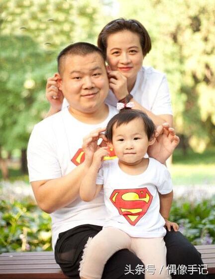 岳云鹏其实有一个女儿 还是个洒脱girl 洗澡衣服脱一路