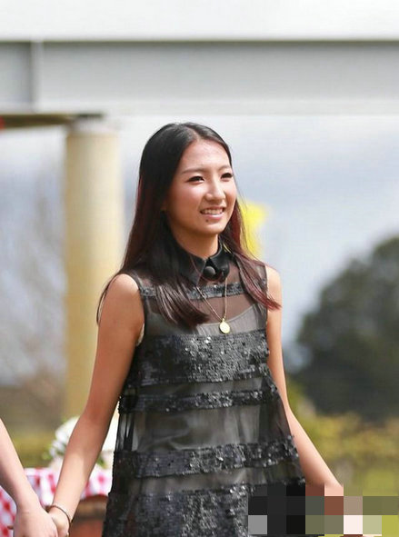 胡军女儿九儿初现荧屏 身材高挑面容姣好