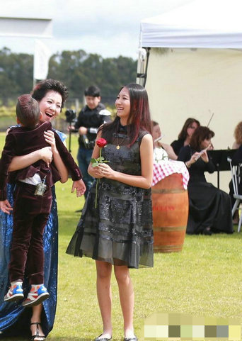 胡军女儿九儿初现荧屏 身材高挑面容姣好